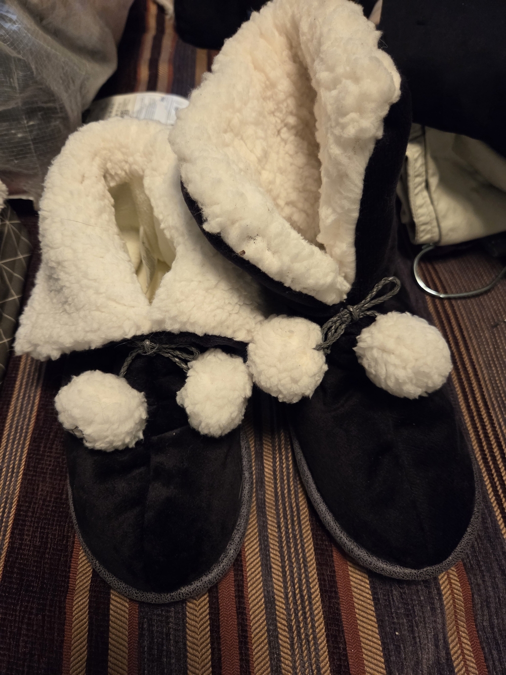 Cuddl Duds Black and Cream Fleece-Lined Pom Pom Slippers